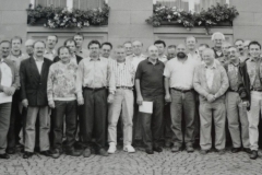 19940610_Gruppenfoto-Marktplatz-sw-scaled